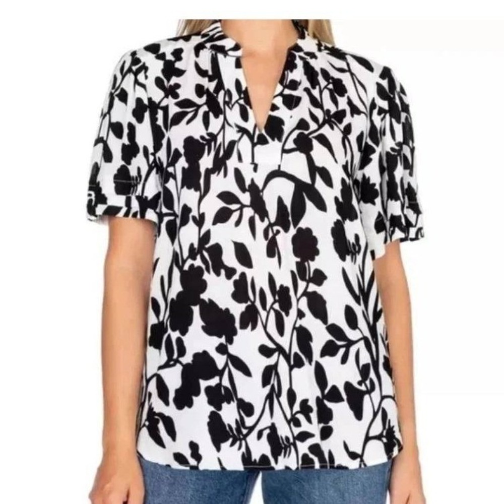 WELL WORN Black White Floral Print Shirt Medium V-Neck Short Sleeve Blouse  NWT‎